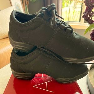 CAPEZIO black hip hop shoes EUC, 3.5 big kids